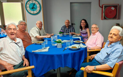 Comida con usuarios en Centro Integrado Municipal Jazmín