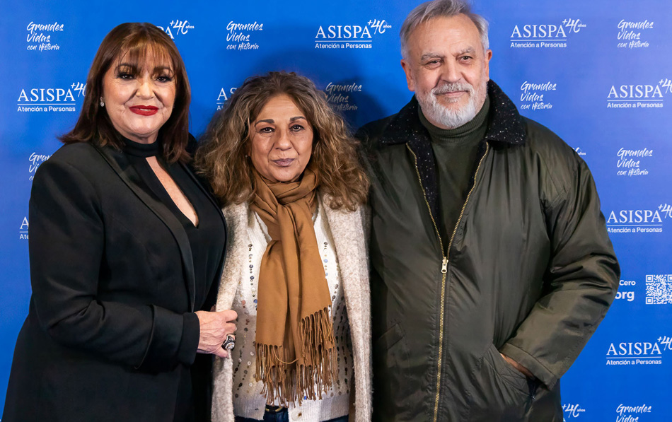 Charo Reina deslumbró en el Teatro Amaya presentando «Grandes Vidas con Historia»