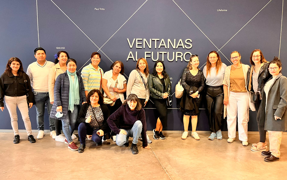 Explorando el Futuro: Estudiantes del Certificado de Atención Sociosanitaria se sumergen en la Exposición “Ventanas al Futuro”