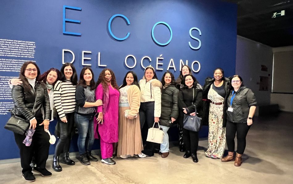Alumnas de la ed. 125 de Atención Sociosanitaria visitan la exposición inmersiva «Ecos del Océano» en el Espacio Fundación Telefónica