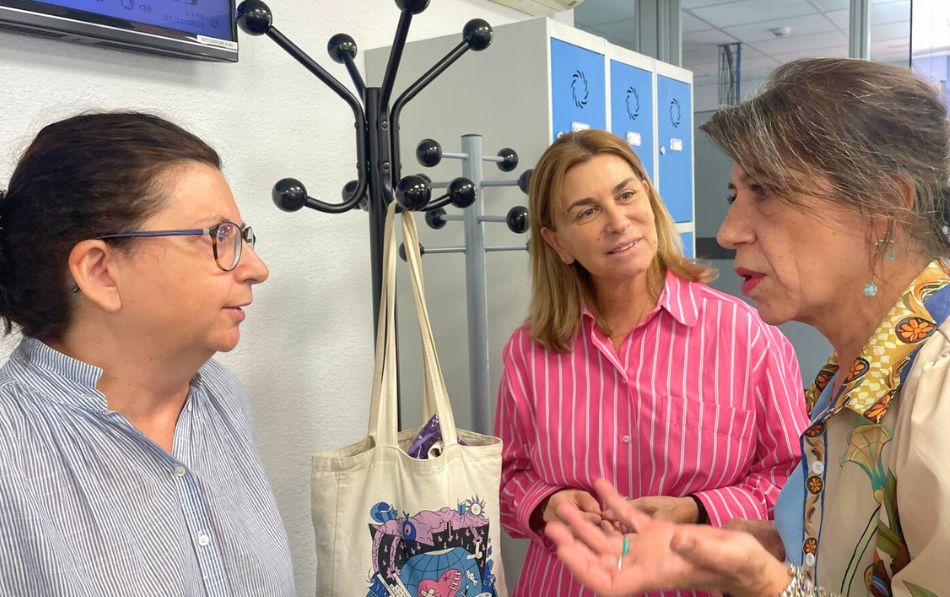 Charo Reina y Rosa Benítez visitan la Teleasistencia de ASISPA