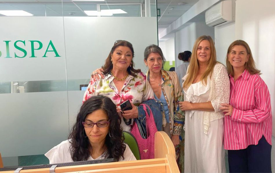 Marta Valverde y Mónica Bardem visitan el servicio de Teleasistencia de ASISPA acompañadas de Charo Reina