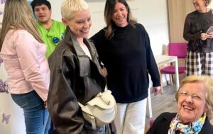 Soraya Arnelas y Charo Reina visitan el Centro de Día Nueva Edad de ASISPA