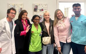 Soraya Arnelas y Charo Reina visitan el Centro de Día Nueva Edad de ASISPA