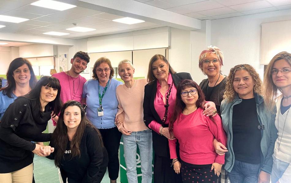 Soraya Arnelas y Charo Reina visitan el Centro de Día Nueva Edad de ASISPA