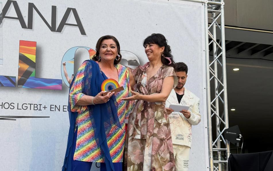 Charo Reina, Embajadora de nuestro movimiento #StopEdadismo, recibe el Reconocimiento Arcoíris 2026