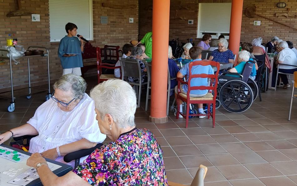 Julio de juegos, sonrisas y encuentros intergeneracionales en la Residencia Soto Fresnos