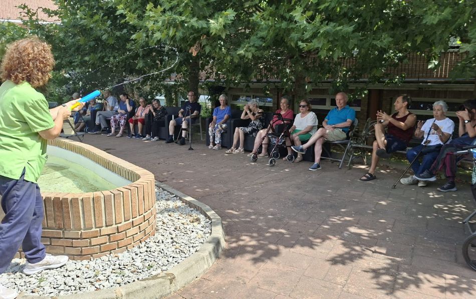 Fiesta del Agua en la Residencia Soto Fresnos: una mañana para disfrutar del verano