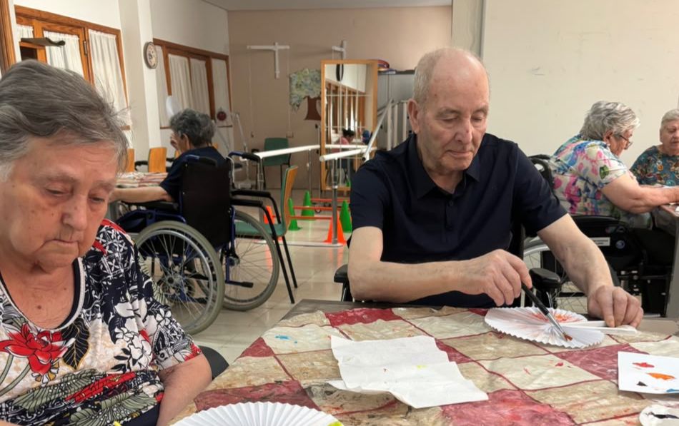 Taller de abanicos artesanos en Asispa II