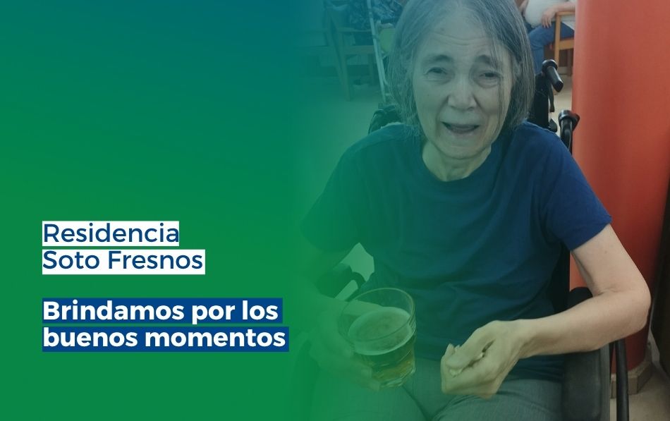 La Residencia Soto Fresnos celebra el Día de la Cerveza entre brindis, música y sonrisas